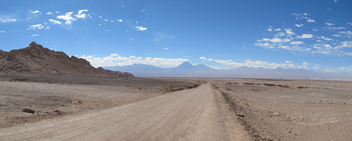 Le désert d'Atacama: el Valle de la Luna. Volcans au loin.
