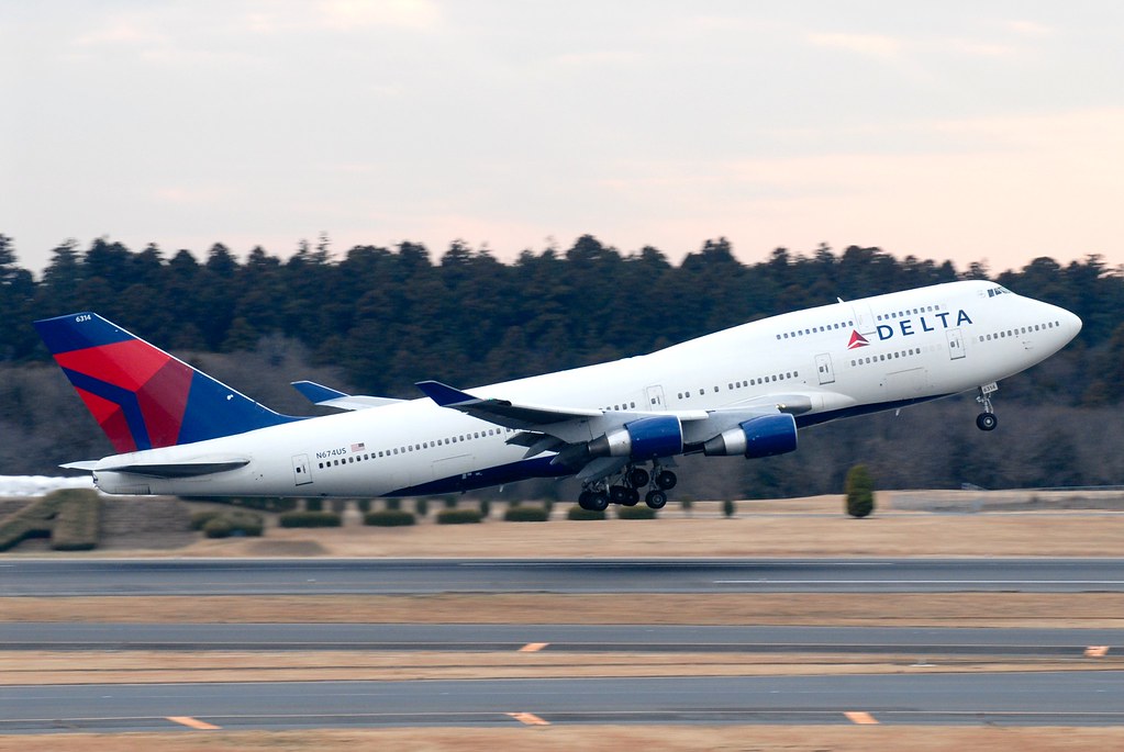 Delta 747-400 N674US
