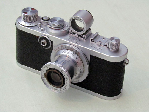 Leica 1 F, con óptima de 50 mm Elmar y visor. by Octavi Centelles
