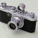 Leica 1 F, con óptica de 50 mm Elmar y visor.