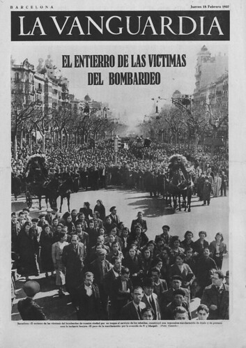 Barcelona, entierro de las víctimas del bombardeo del día 15 de febrero de 1937 by Octavi Centelles