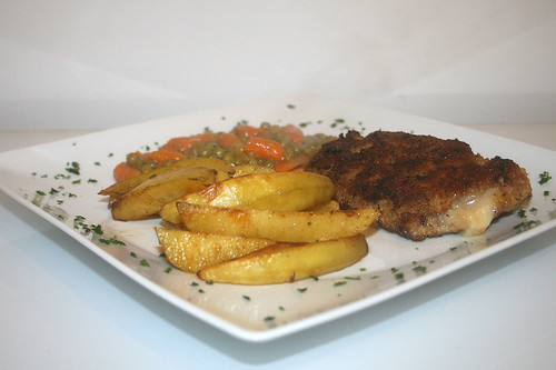 33 - Cordon bleu vom Kalb mit Kartoffelwedges & Buttergemüse / Veal cordon bleu with potato wedges & butter vegetables - Seitenansicht