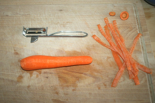23 - Möhre schälen / Peel carrot