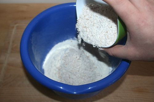 12 - Salz & Mehl in Schüssel geben / Put flour and salt in bowl