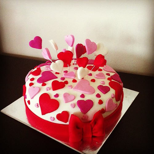 #hearts#birthdaycake #ribbon#sugarpaste #sekerhamurlupastalar #kalplipasta by l'atelier de ronitte