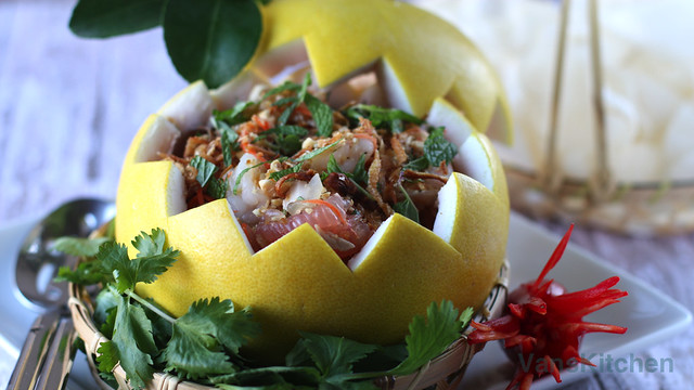 Vietnamese pomelo fruit salad (Gỏi bưởi)