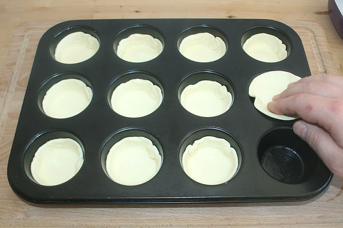18 - Blätterteig in Form drücken / Add puff pastry to tray