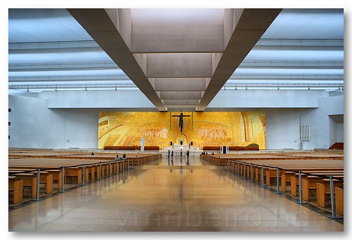 Interior da nova basílica de Fátima... by VRfoto