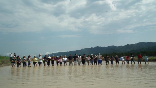 30幾人一起踩踏出候鳥棲地。（圖片來源：富興里拔哈生態農場臉書）