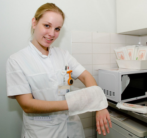 Verpleegkundige van het Kennemer Gasthuis met het kant-en-klare washandje