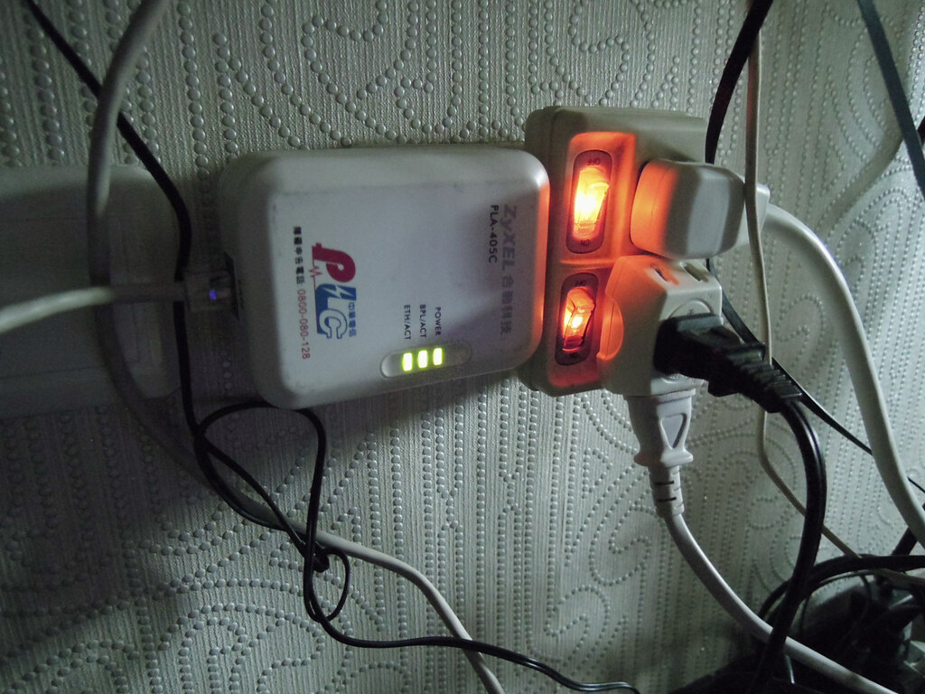 中華電信 PLC IN PUT端 連上網路線接上插座