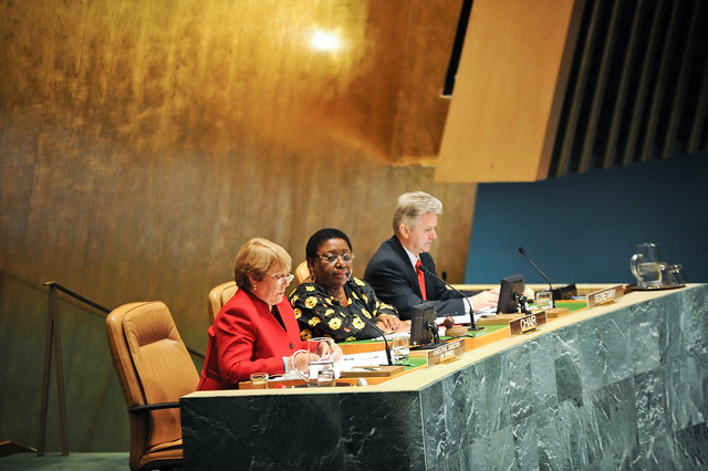 Diretora Executiva da ONU Mulheres, Michelle Bachelet (à esquerda), e a Presidente da Comissão, a Embaixadora da Libéria, Marjon V. Kamara, se dirigem à reunião. Foto: ONU Mulheres/Catianne Tijerina.