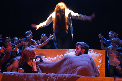 Tevjes mardröm. Jenny Viklund som Golde, Sara Kowalski som spöke och Marcus Fyrberg som Tevye.