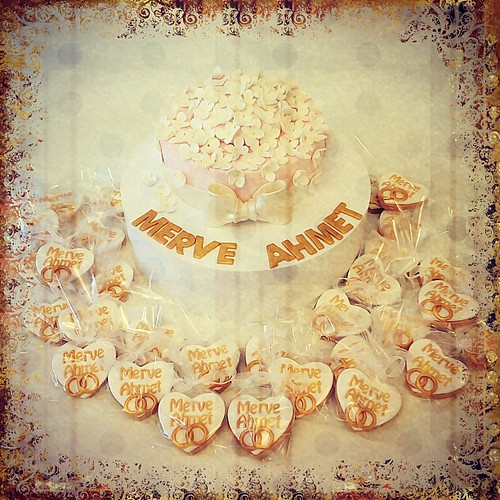Merve hanim ile Ahmet beyin soz pastasi ve kurabiyeleri... #burcinbirdane #wedding #weddingcake #engagement #engagementcakes #flowers #sugarflowers