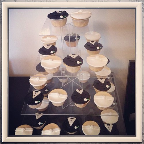 #bridecupcakes#groomcupcakes#weddingcupcakes#sugarart#sugarpaste by l'atelier de ronitte