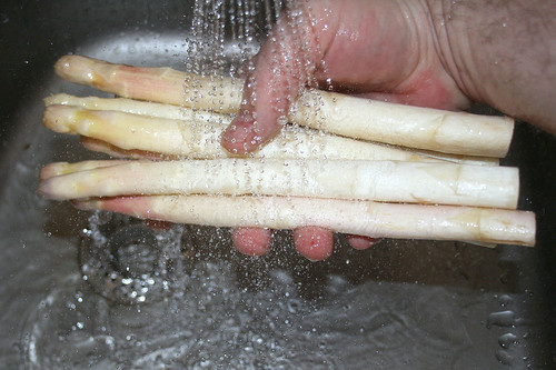 11 - Weißen Spargel waschen / Wash white asparagus