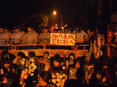 第一波衝突結束後，聲援者在金華街口靜坐