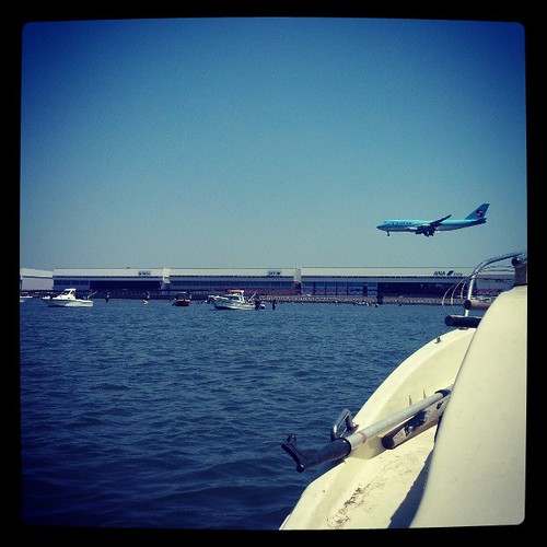 羽田空港横。船と飛行機。