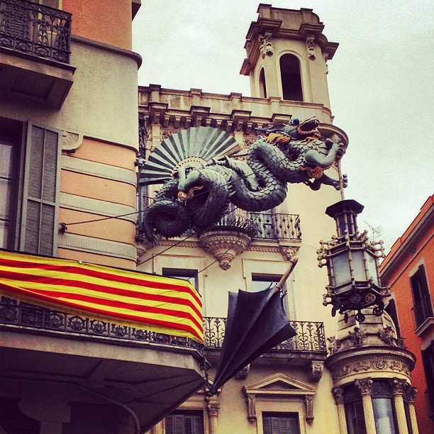 This #dragon was hard to capture. I wonder what this building was before; today it's a branch of a bank. #bcn  #umbrella