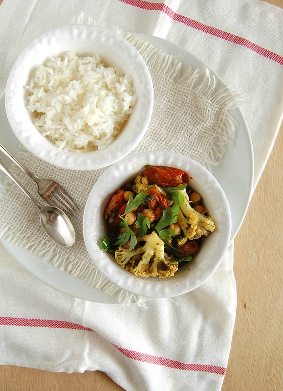 Chickpea curry with roasted cauliflower and tomatoes / Curry de grão-de-bico com couve-flor e tomates assados