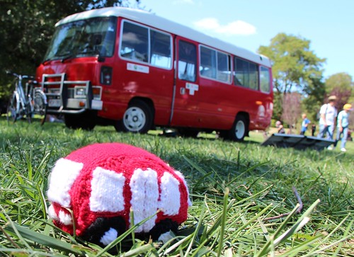 big bus, little bus - Sayraphim Lothian's knitted version of homeJames (photo by @Sayraphim)