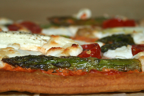 37 - Spargel-Pizza mit Ajvar & Ziegenfrischkäse / Asparagus pizza with ajvar & soft goat cheese - CloseUp