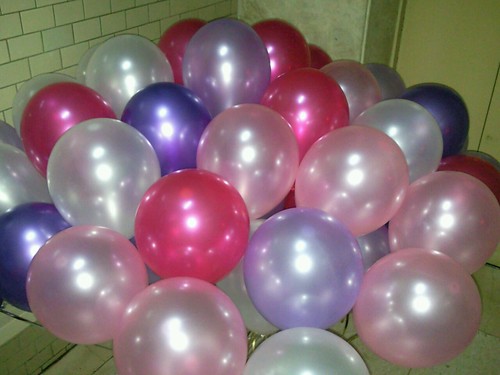 空飄氣球珍珠色 ，粉紅色 ， 桃紅色 ， 紫色 ，淺紫色 ，白色 by 豆豆氣球材料屋 http://www.dod.com.tw