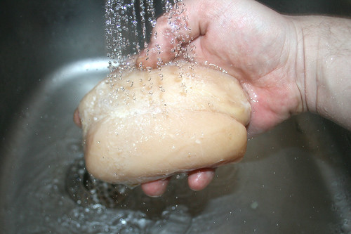 23 - Hähnchenbrust waschen / Wash chicken breast