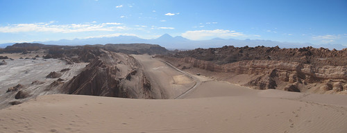 Le désert d'Atacama: vue depuis le sommet de la Duna Mayor (Valle de la Luna). Au loin, le volcan Licancabur.