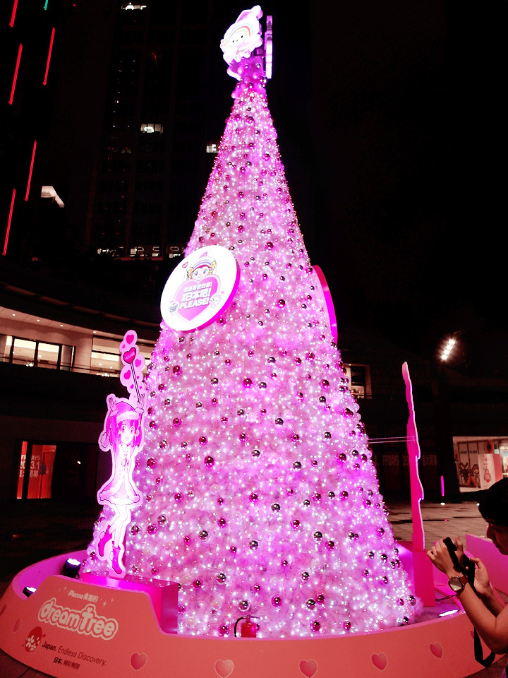 pink Christmas tree at taipei
