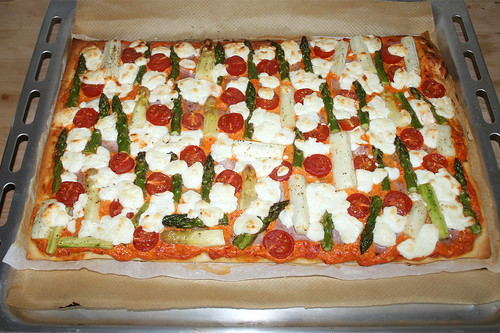 34 - Spargel-Pizza mit Ajvar & Ziegenfrischkäse / Asparagus pizza with ajvar & soft goat cheese - Fertig gebacken / Finished baking