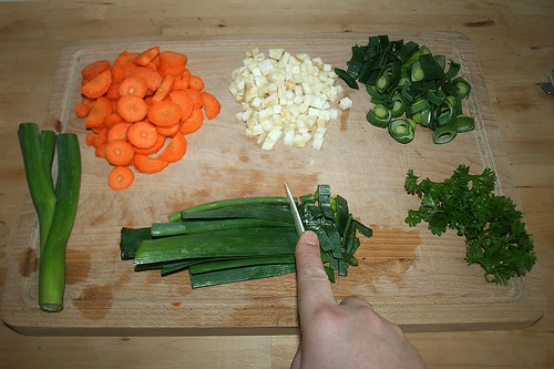 18 - Suppengemüse zerkleinern / Mince soup greens