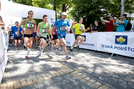 Hobíci míří na RunTour, maratonci otestují formu v Lounech