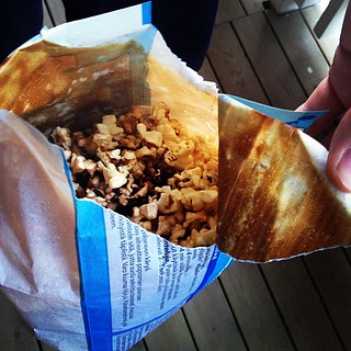 Casi @gasbah yritti polttaa meijä kämpän ekana iltana :D my bf tried to eat some 10 years old #popcorns and burned them badly !! #yök #thanksforthissmell #
