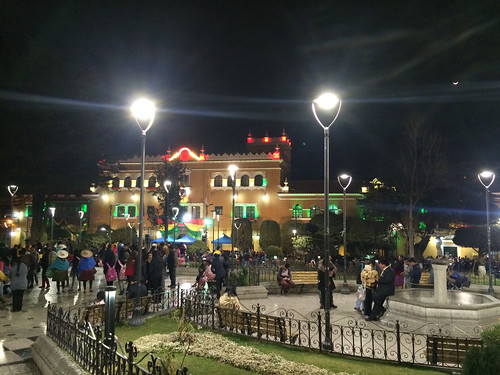 Potosi: la Plaza 10 de Noviembre by night