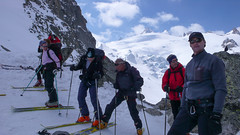 Grupa gotowa do zjazdu z przełęczy Col des Ecandies.