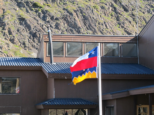 Torres del Paine: trek du W. Jour 5: les drapeaux du Chili (en haut) et de la Patagonie (en bas)
