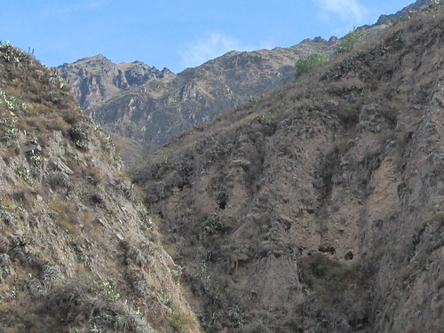 Trek du Cañon de Colca: tombes incas (trous dans la montagne)