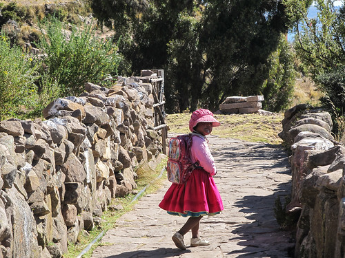 Lac Titicaca: une petite fille de l'île de Taquile