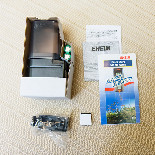 All the items that come with the Eheim Automatic Fish Feeder