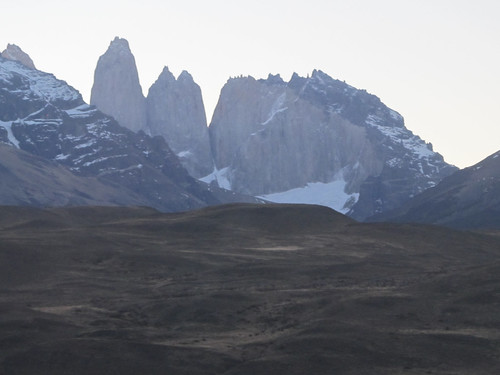 Torres del Paine: trek du W. Jour 5: il est 19h et les Torres sont clairement visibles (du bus) ! Quelles sont vicieuses quand même ces Torres ! ;)