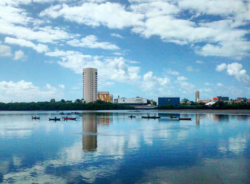 O rio e a cidade do Recife formam uma unidade geográfica, histórica, econômica e sociológica, mas também sentimental e poética. A importância dessas águas para o passado da cidade todo mundo já conhece, mas muita gente ainda pensa que atualmente o rio é m