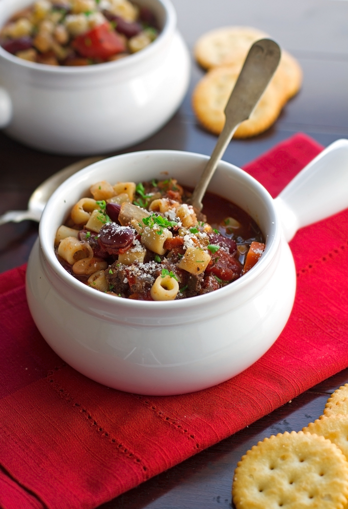 Pasta e Fagioli soup - a thick and hearty soup loaded with veggies and protein and it takes just 30 minutes to make, from start to finish! #copycat #recipe #pastaefagioli #olivegarden | Littlespicejar.com