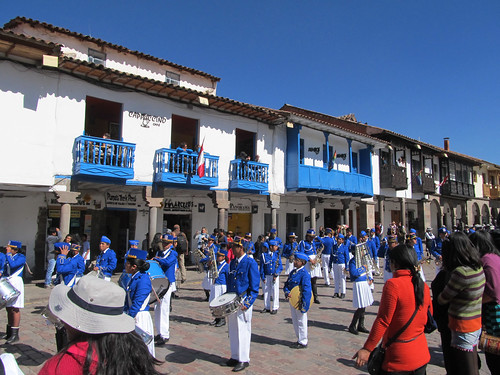 Cusco: la Plaza de Armas et le défilé dominical