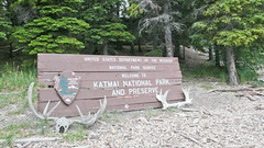 Brama parku Katmai na Alasce.