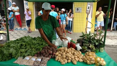 Jéssica Raquel comercializa sua produção agroecológica durante a I Marcha da Juventude Camponesa da PB | Foto: Fernanda Cruz