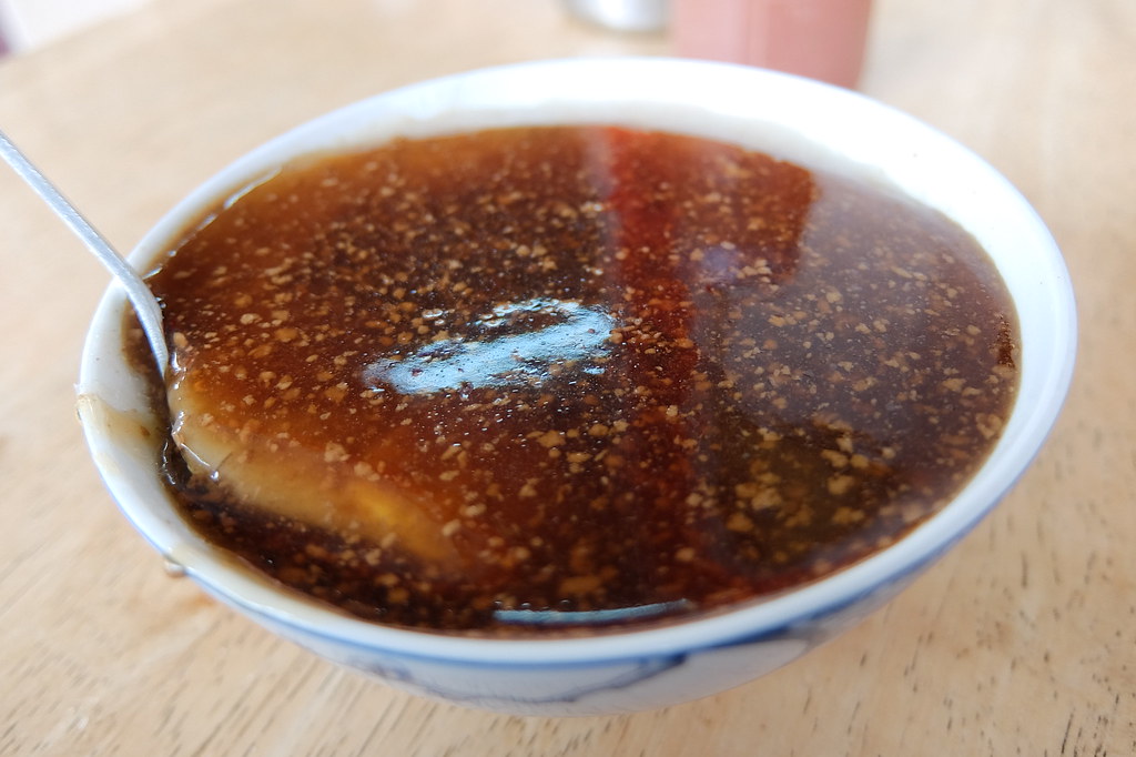 碗粿熱騰騰出爐,上頭在淋上沾醬...特別的就是這沾醬,混入了麻醬(感覺有花生粉在裡頭)的口感
