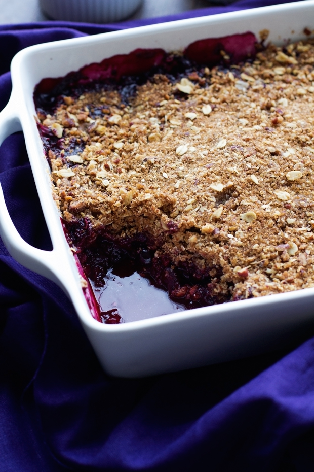 Blueberry crisp with oats and pecans