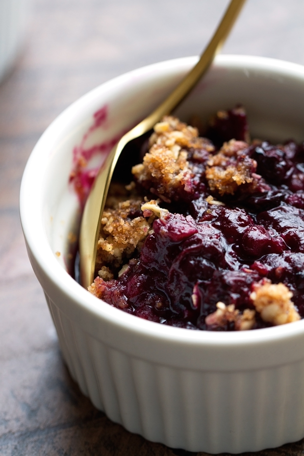 Quick and Easy Blueberry Crisp with Oats and Pecans! This is the simplest, most delicious dessert ever! #blueberries #blueberrycrisp #blueberrycrumble #summer | Littlespicejar.com