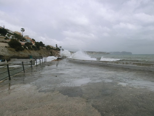 Sturm peitscht Wellen haushoch  an der Kste von Alicante ein unvergleichliches Schauspiel mit der weien Gischt vor Himmel und Wasser in Spanien 4235